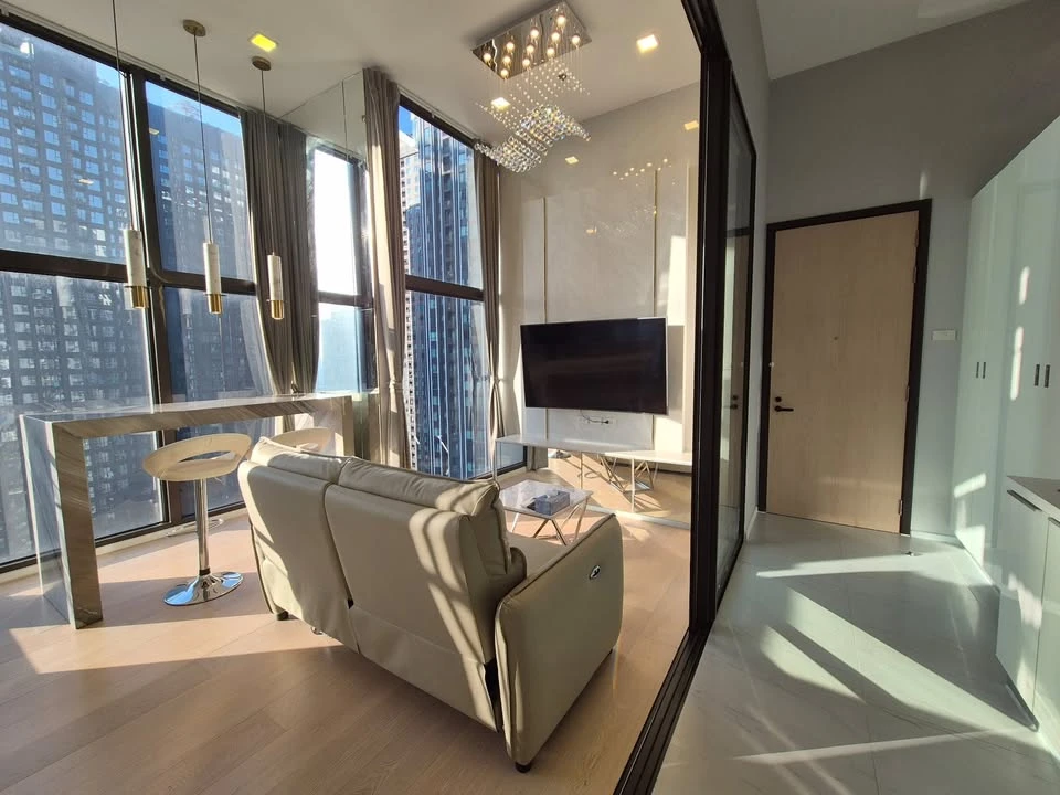 For rent: Chewathai Residence Asoke, luxurious loft unit with complete built-in furniture. You can't miss this opportunity!