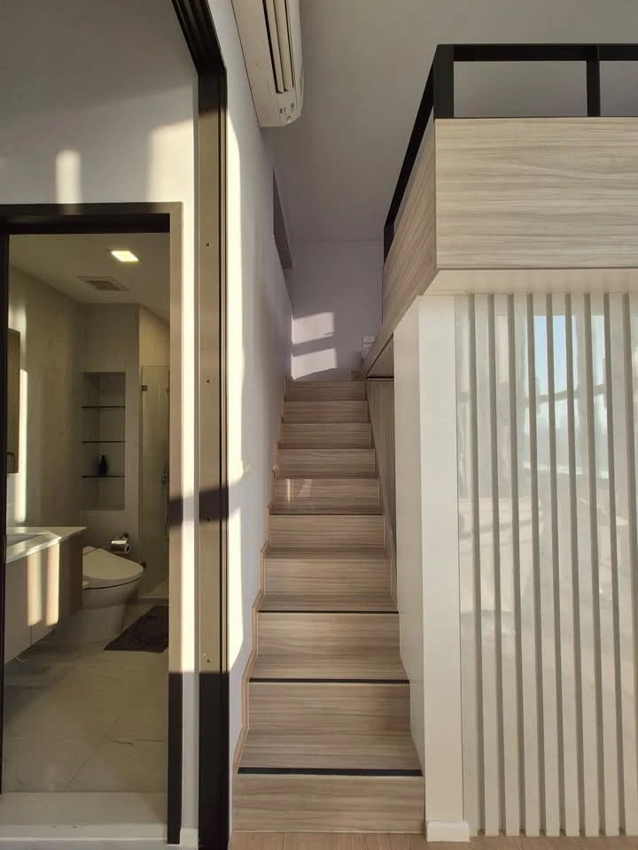 For rent: Chewathai Residence Asoke, luxurious loft unit with complete built-in furniture. You can't miss this opportunity!