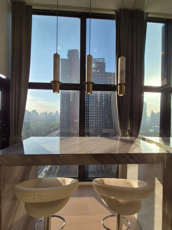 For rent: Chewathai Residence Asoke, luxurious loft unit with complete built-in furniture. You can't miss this opportunity!