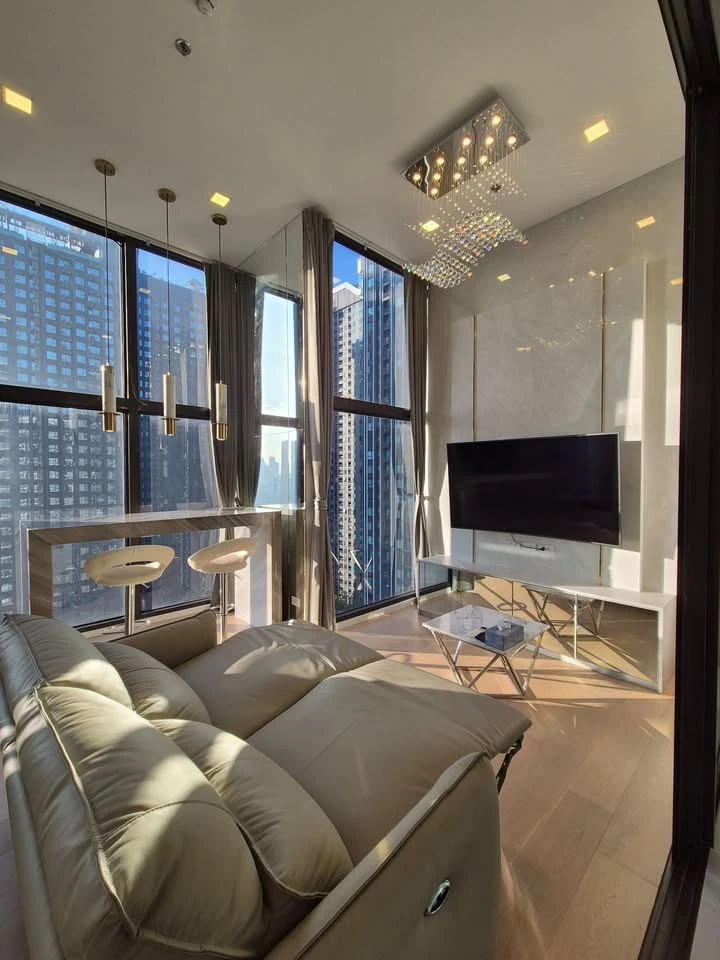 For rent: Chewathai Residence Asoke, luxurious loft unit with complete built-in furniture. You can't miss this opportunity!