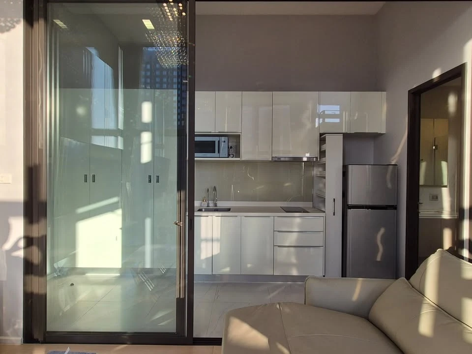 For rent: Chewathai Residence Asoke, luxurious loft unit with complete built-in furniture. You can't miss this opportunity!