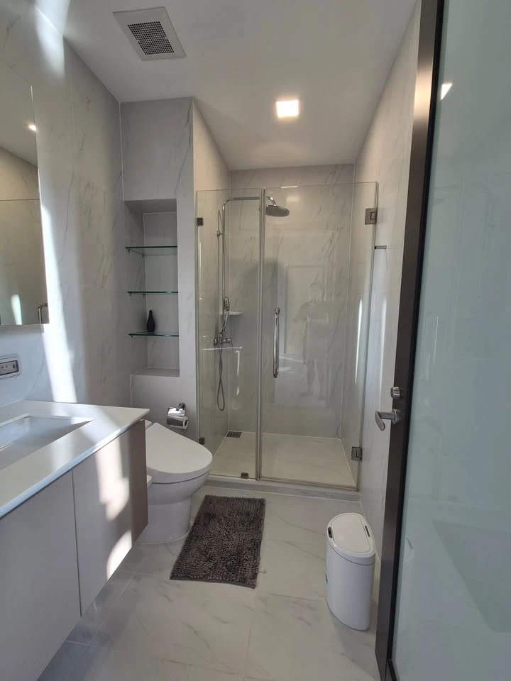 For rent: Chewathai Residence Asoke, luxurious loft unit with complete built-in furniture. You can't miss this opportunity!