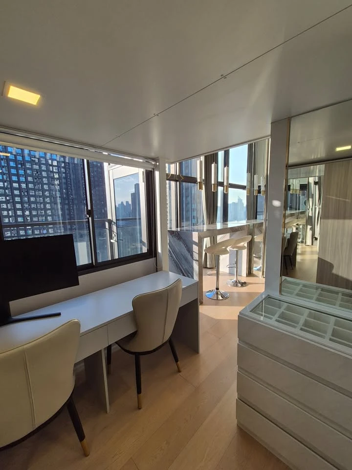 For rent: Chewathai Residence Asoke, luxurious loft unit with complete built-in furniture. You can't miss this opportunity!