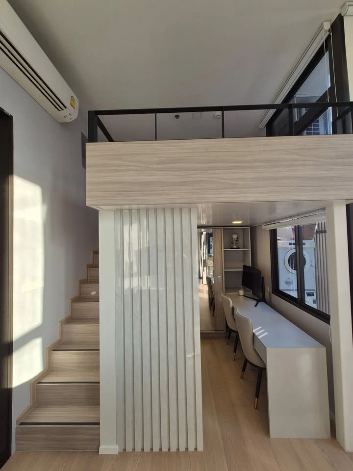 For rent: Chewathai Residence Asoke, luxurious loft unit with complete built-in furniture. You can't miss this opportunity!