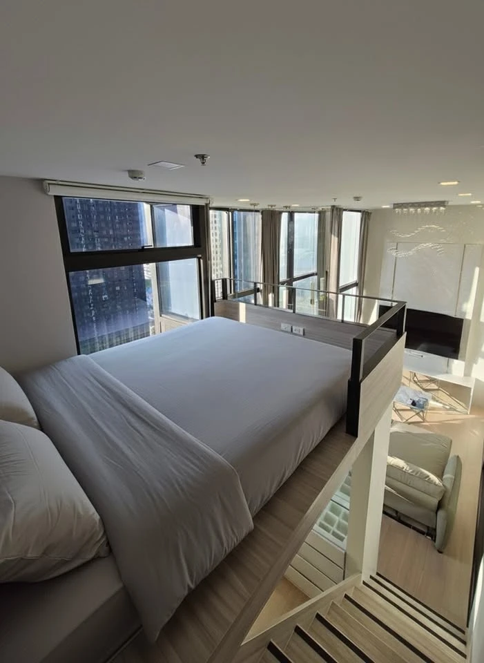 For rent: Chewathai Residence Asoke, luxurious loft unit with complete built-in furniture. You can't miss this opportunity!