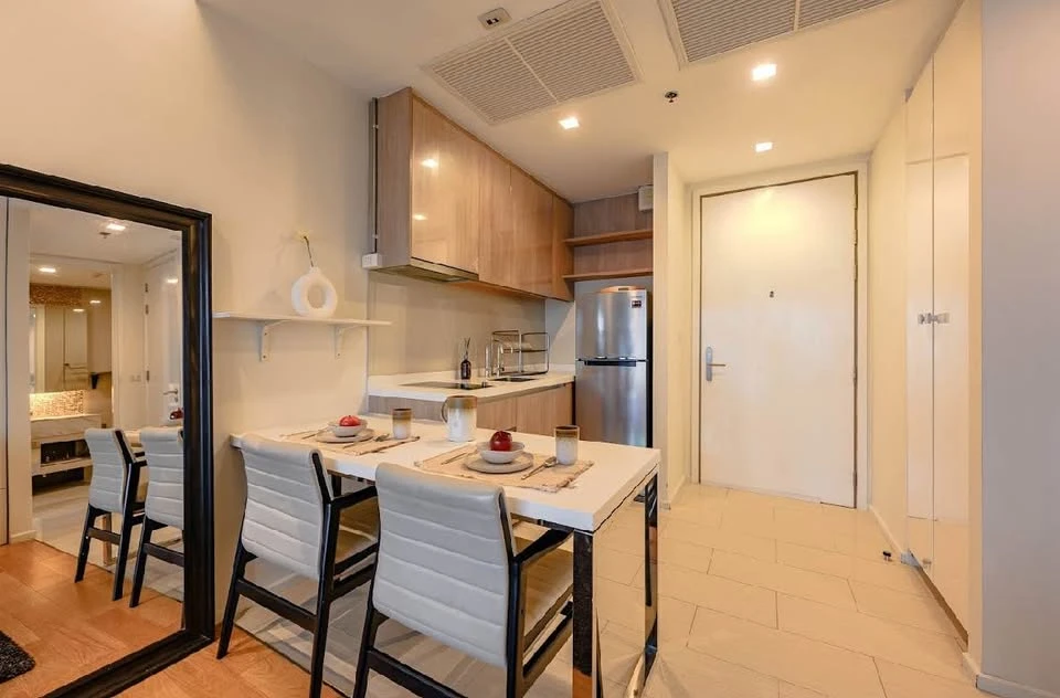Circle 2 Living Prototype for rent, high floor 20+, spacious area, fully furnished, don't miss it.