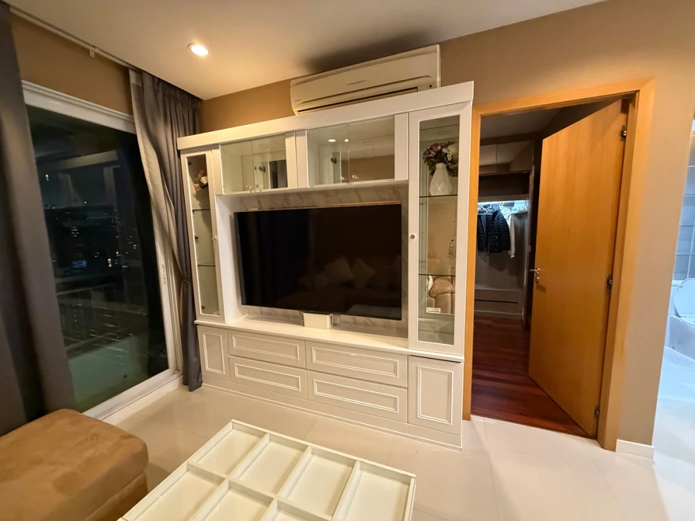 Circle Condominium for rent. Spacious room, fully furnished. Book now! Don't miss out!