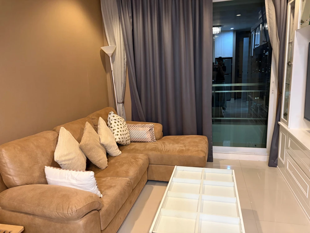 Circle Condominium for rent. Spacious room, fully furnished. Book now! Don't miss out!