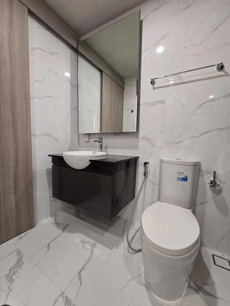 For rent: 1-bedroom condominium at Cloud Thonglor-Petchaburi. Designed in a Modern Luxury style, fully furnished and ready for move-in.