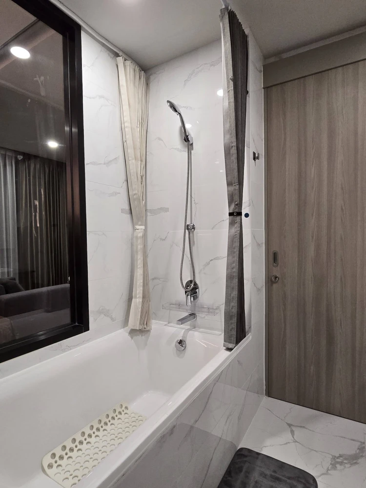 For rent: A beautifully designed 1-bedroom condominium at Cloud Thonglor-Petchaburi, featuring a 'Modern Luxury' style that creates a warm and elegant