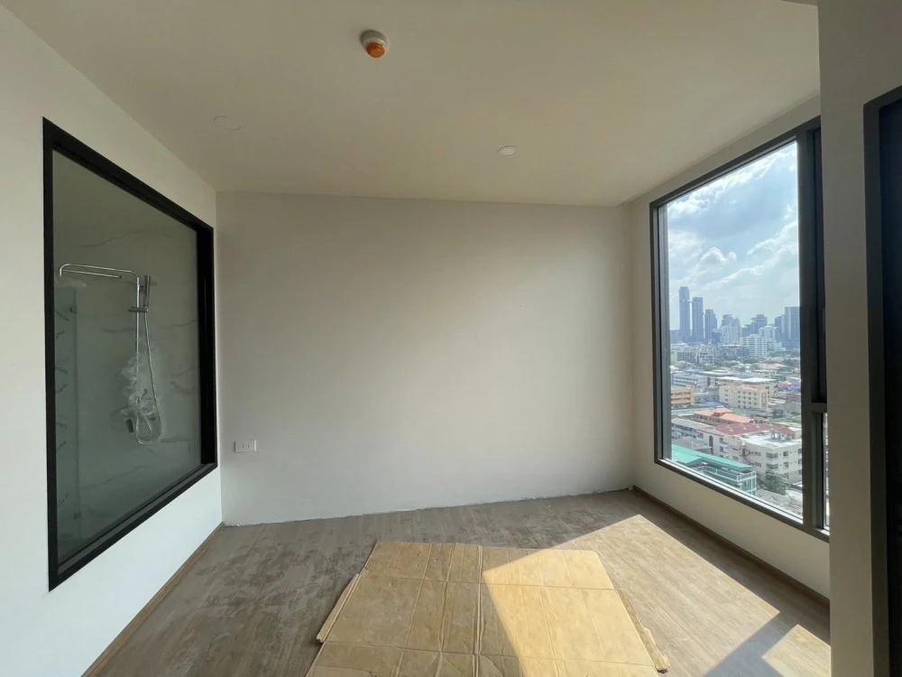 For rent: Cloud Thonglor-Petchaburi, 11th floor, room size 24 sq m., has bed, sofa, refrigerator, ready to move in.