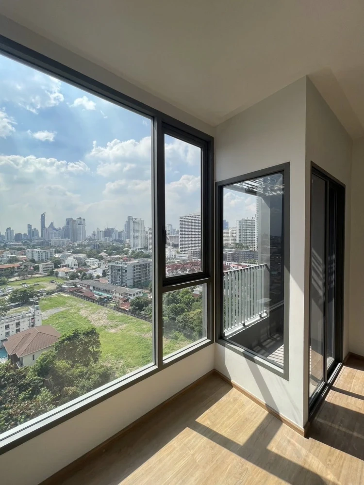 For rent: Cloud Thonglor-Petchaburi, 11th floor, room size 24 sq m., has bed, sofa, refrigerator, ready to move in.