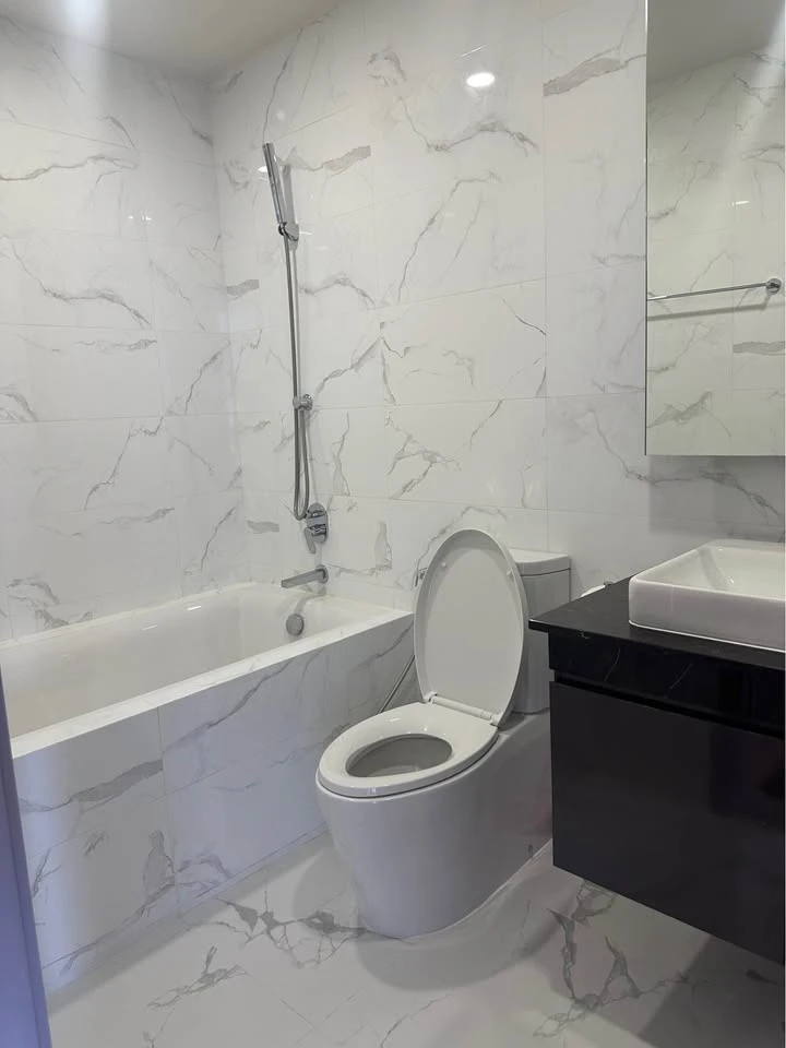 For rent: Cloud Thonglor-Petchaburi, beautifully decorated room, cool tone, built-in headboard, great location, book now.