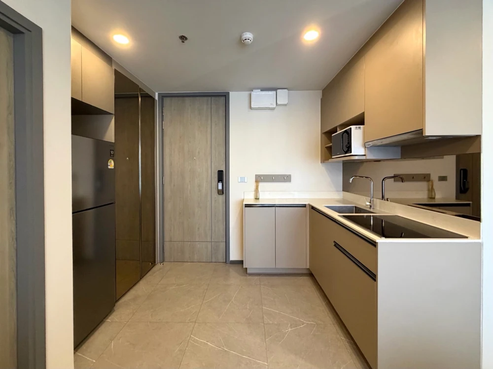 COCO PARC condo for rent, 16th floor, fully furnished. Book now!