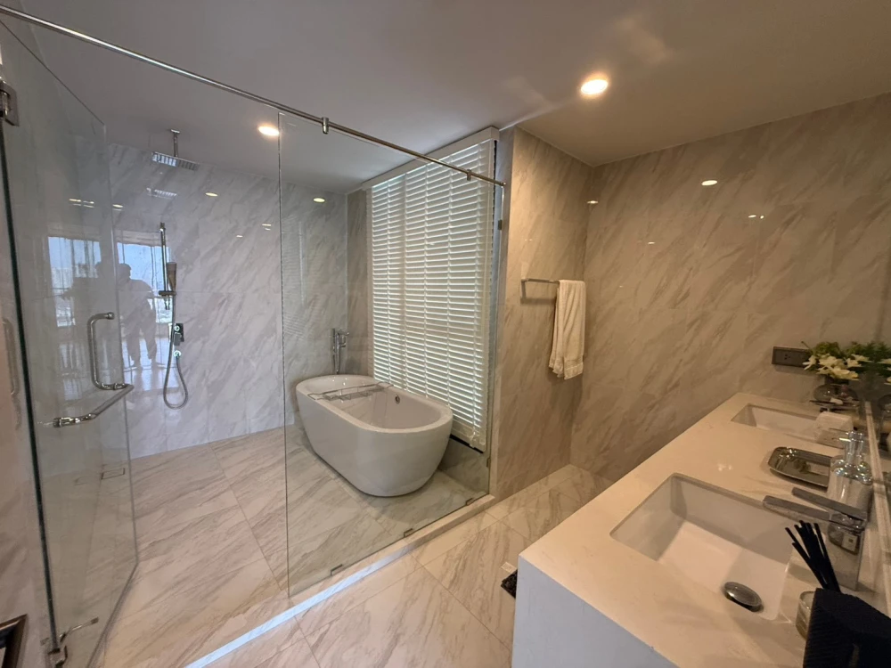 For rent: COCO PARC, 32nd floor. Nice, fully furnished unit. Book now! Don't wait!