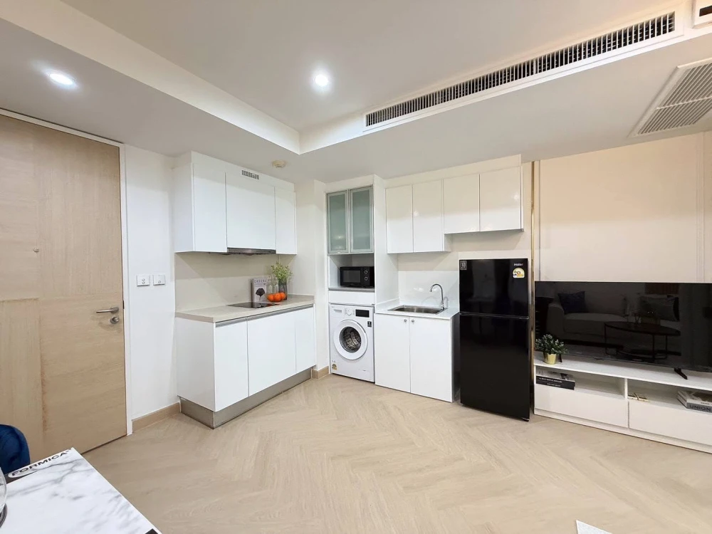 For rent: Collezio Sathorn-Pipat. Spacious, well-decorated room with complete furniture set. Don't miss out!