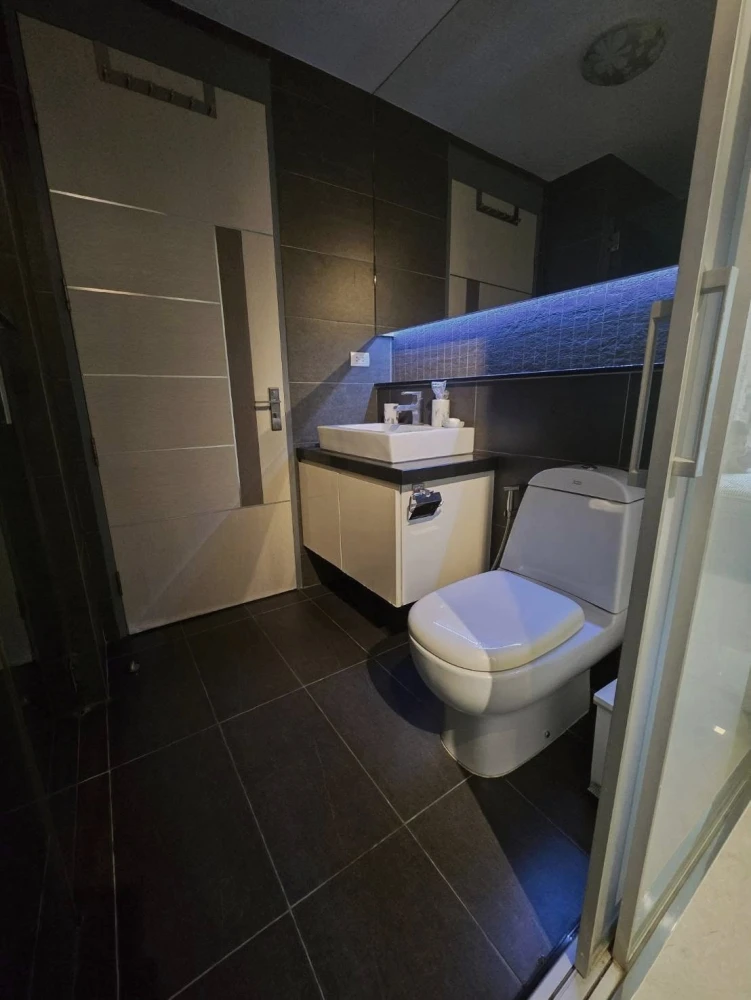 Condo Apus for rent, spacious room, lots of usable space, beautiful wallpaper, good location, don't miss out on this great deal.