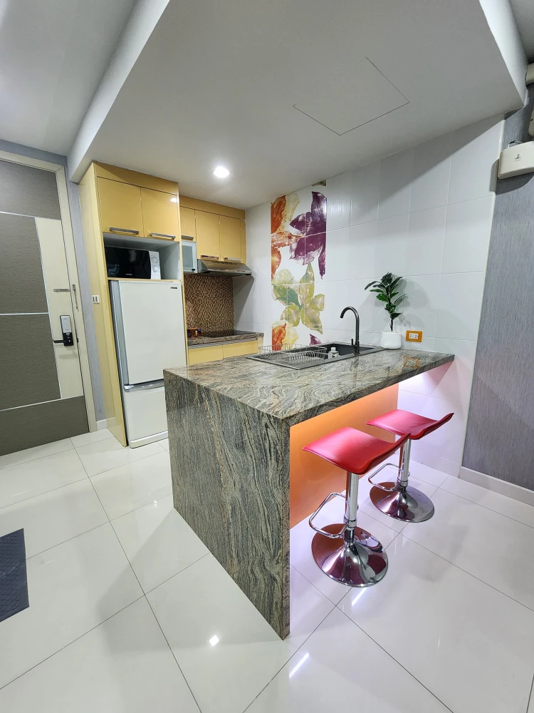 Condo Apus for rent, spacious room, lots of usable space, beautiful wallpaper, good location, don't miss out on this great deal.