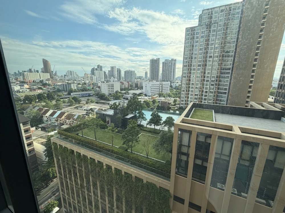 Condo DENIM Jatujak for rent. Spacious room with ample living space, fully furnished with appliances. Just bring your suitcase and move in!