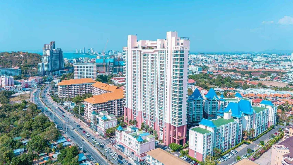 Condo for rent at Grande Caribbean Resort Pattaya. Spacious, ready to move in, with sea view. Book now, don't miss out!