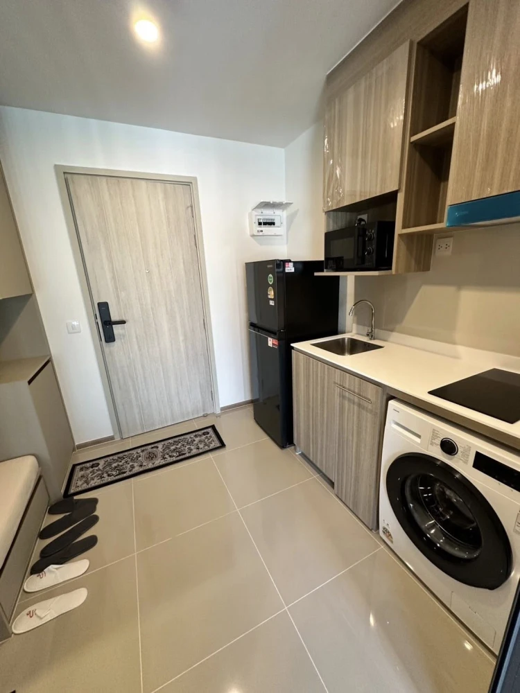Condo Life Rama 4 Asoke for rent, ready to move in, complete with amenities, good price, reserve now before it's too late.