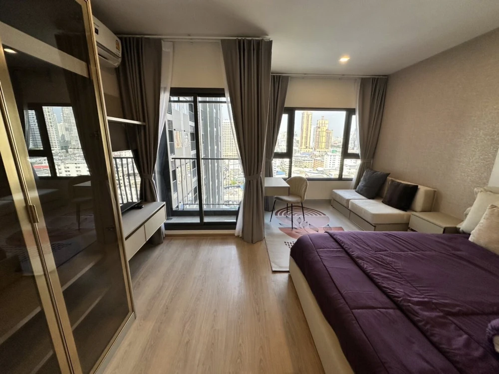 Condo Life Rama 4 Asoke for rent, ready to move in, complete with amenities, good price, reserve now before it's too late.