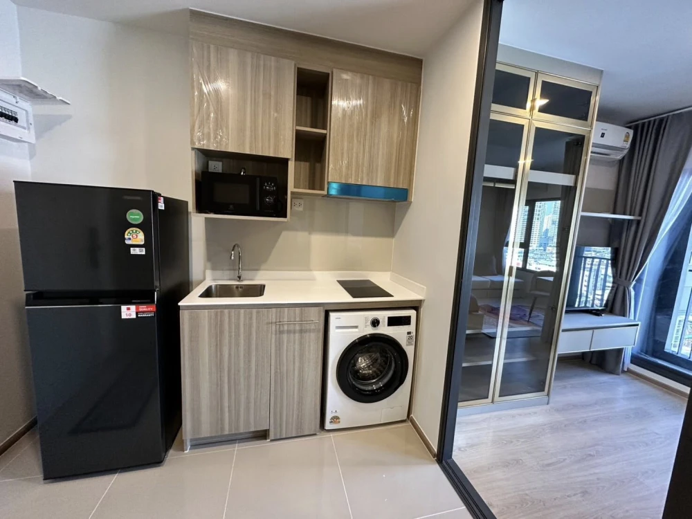 Condo Life Rama 4 Asoke for rent, ready to move in, complete with amenities, good price, reserve now before it's too late.