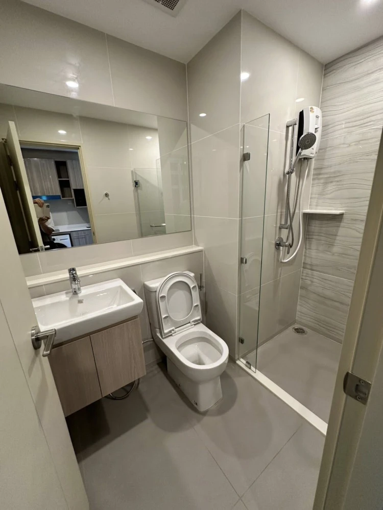 Condo Life Rama 4 Asoke for rent, ready to move in, complete with amenities, good price, reserve now before it's too late.