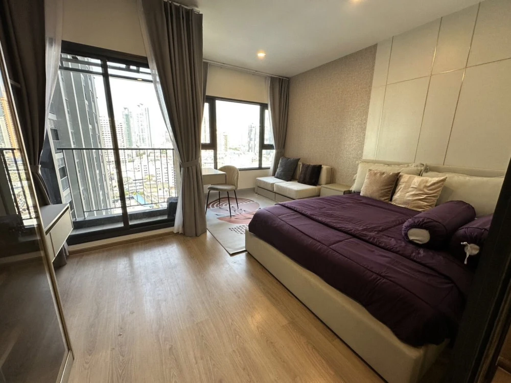 Condo Life Rama 4 Asoke for rent, ready to move in, complete with amenities, good price, reserve now before it's too late.
