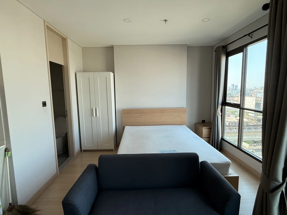 Condo for rent, Lumpini Park Phahon 32, studio room, 12th floor, beautiful view, fully furnished, northeast facing (not hot). Book now!