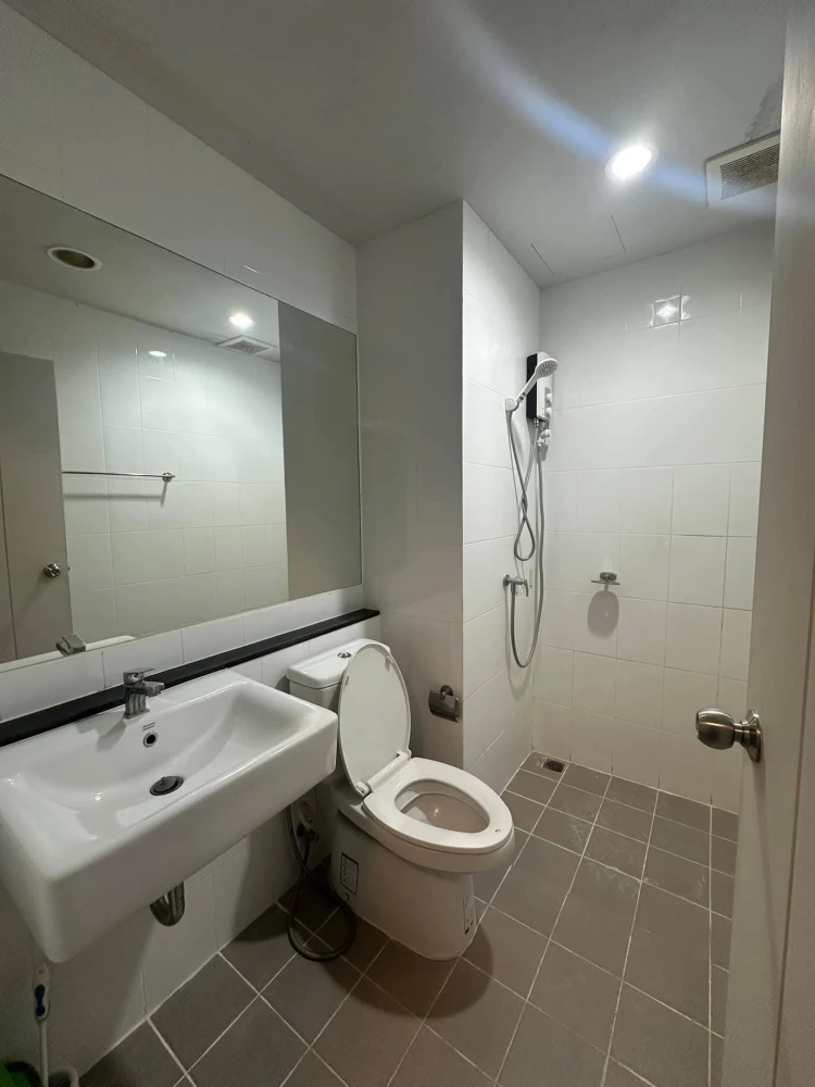 Condo UNIO Ramkhamhaeng - Serithai for rent. Nice unit, fully furnished, affordable price. Low floor. Book now, don't miss out!
