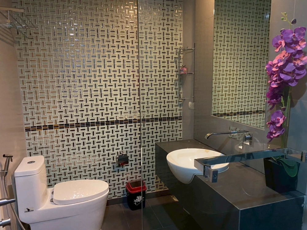 Condo Zire Wongamat for rent. Spacious and comfortable unit with complete amenities. Book now!