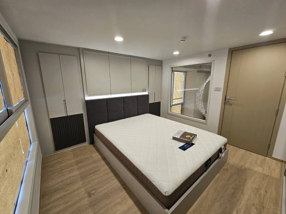 For rent: Culture Chula apartment. Fully furnished with built-in furniture and appliances. Enjoy a stunning view of Lumphini Park. Don't miss this opp