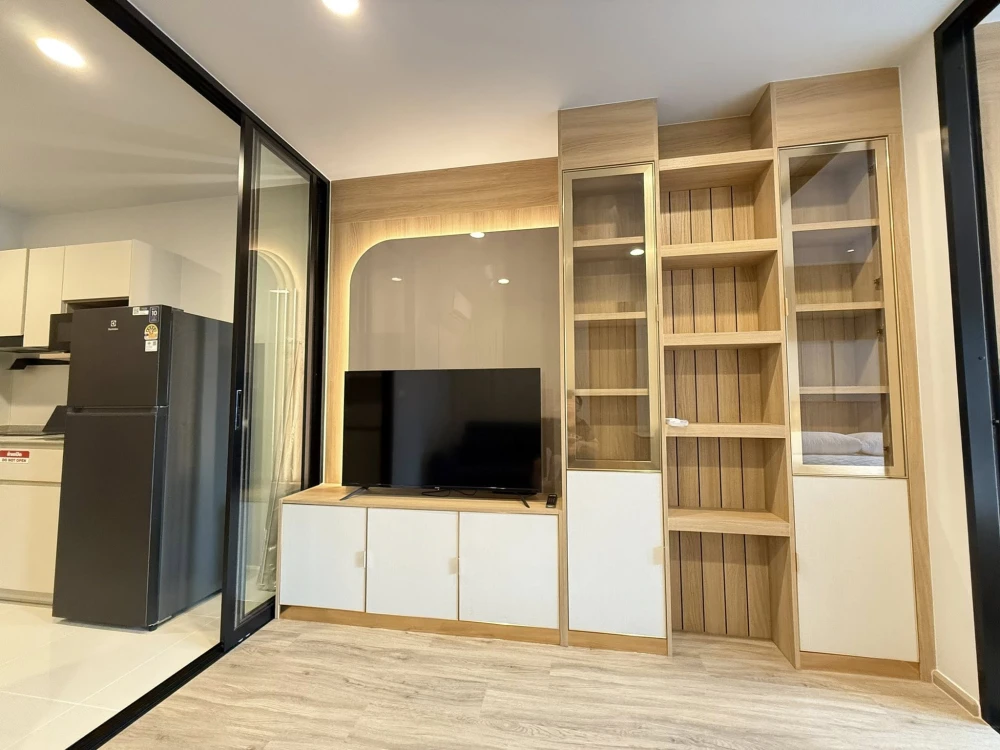 For rent: Culture Thonglor, a beautifully decorated room with a theme, built-in headboard, and quality furniture. Fully furnished. Reserve now!
