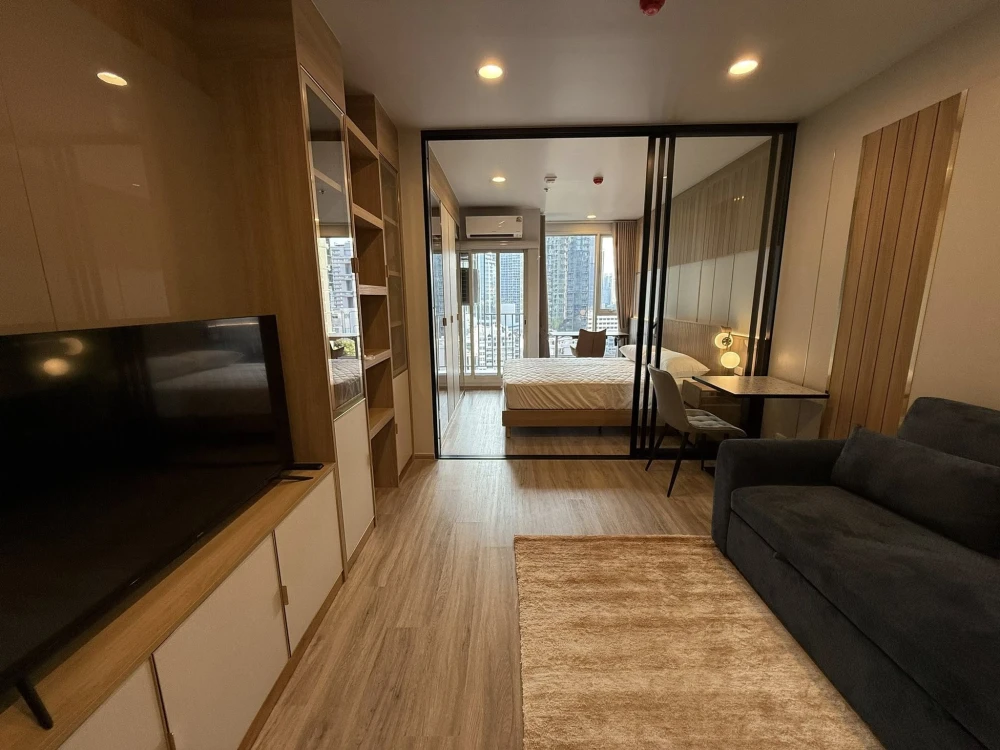 For rent: Culture Thonglor, a beautifully decorated room with a theme, built-in headboard, and quality furniture. Fully furnished. Reserve now!