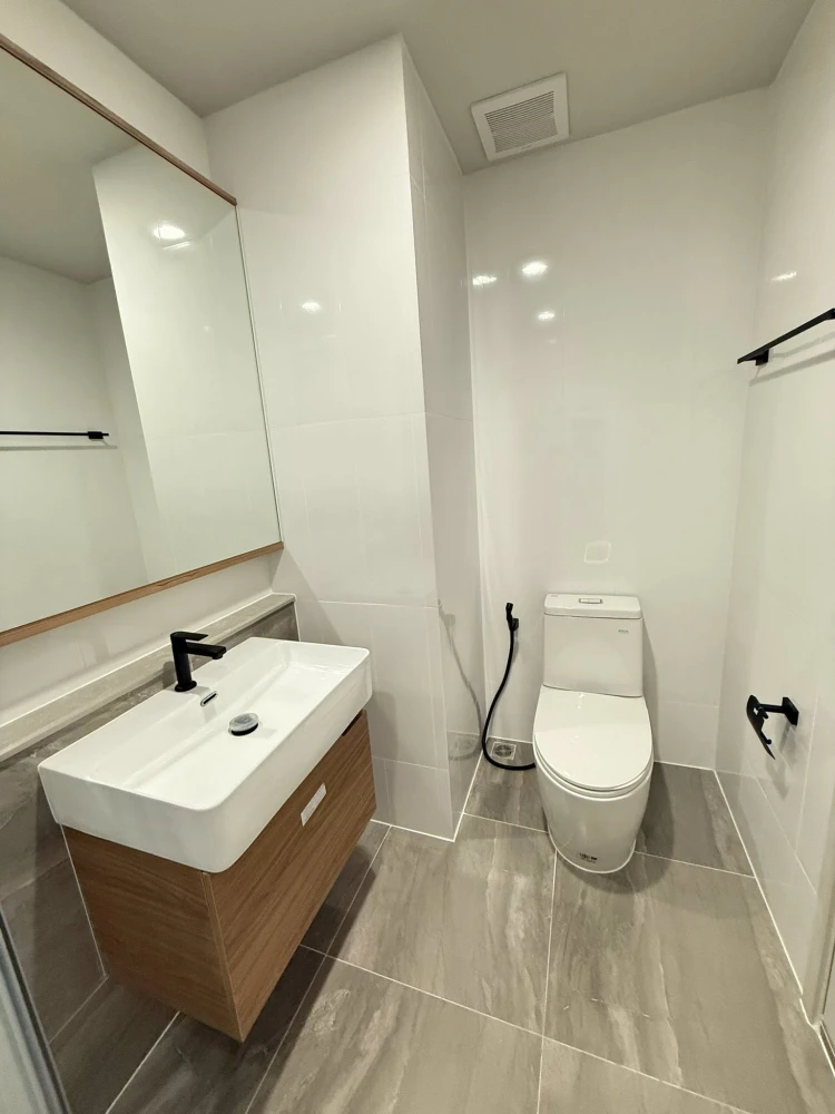For rent: Culture Thonglor, a beautifully decorated room with a theme, built-in headboard, and quality furniture. Fully furnished. Reserve now!