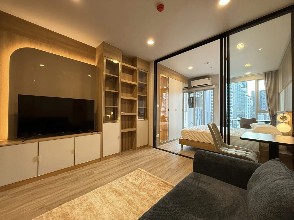 For rent: Culture Thonglor, a beautifully decorated room with a theme, built-in headboard, and quality furniture. Fully furnished. Reserve now!