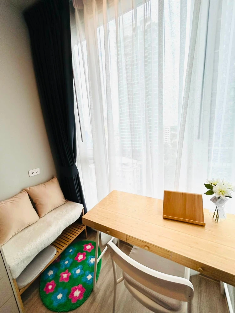 For rent: Culture Thonglor. The room is not hot, and has a beautiful, airy view of Thonglor-Ekkamai. Don't miss out!
