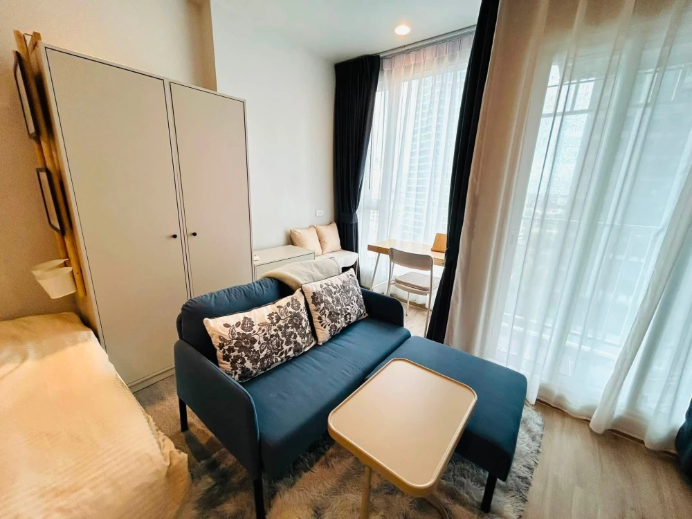 For rent: Culture Thonglor. The room is not hot, and has a beautiful, airy view of Thonglor-Ekkamai. Don't miss out!
