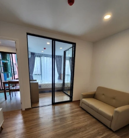 For rent: CYBIQ Ratchada 32, 4th floor, swimming pool view, fully furnished, nice to live in, book now, don't miss out.