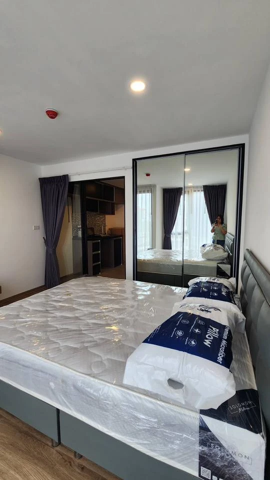 For rent: Cybiq Ratchada 32. Wallpaper and double-layered curtains already installed. Fully furnished with all appliances. Book now!