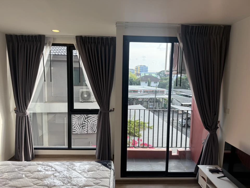 For rent: Cybiq Ratchada 32. Wallpaper and double-layered curtains already installed. Fully furnished with all appliances. Book now!