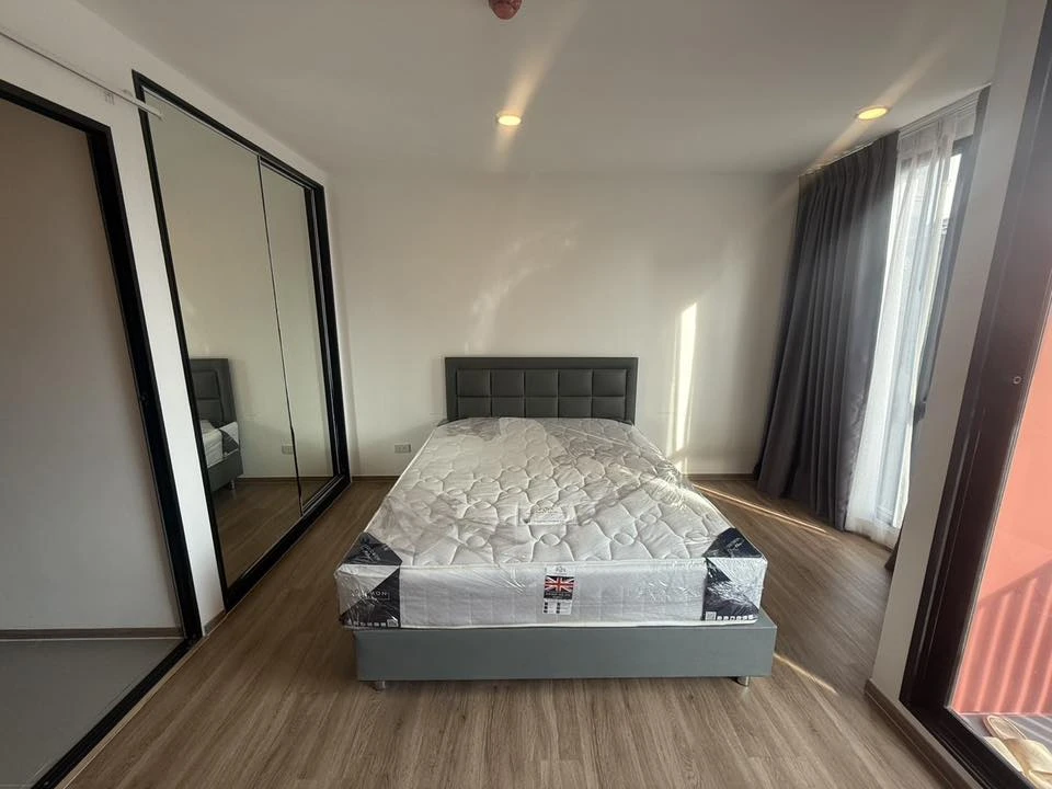 For rent: Cybiq Ratchada 32. Wallpaper and double-layered curtains already installed. Fully furnished with all appliances. Book now!