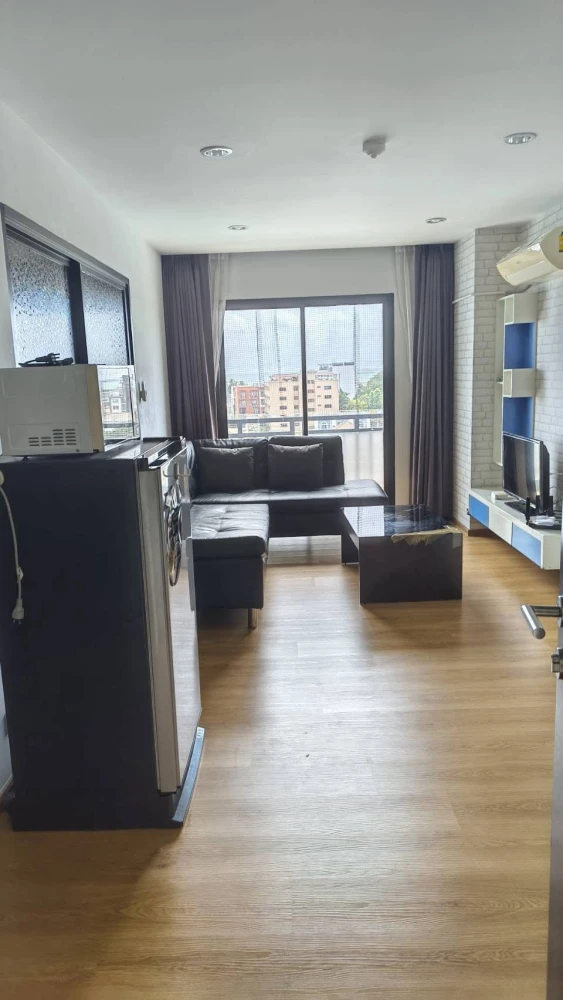 For rent: D2 Bangsaen, 1 bedroom apartment. Comes with high-quality built-in furniture. Just bring your bags and move in!