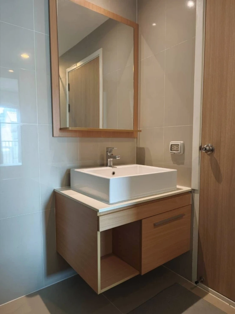 For rent: D 25 Thonglor Condominium, 1 bedroom, 1 bathroom, spacious living area, fully furnished with complete amenities. Book now!
