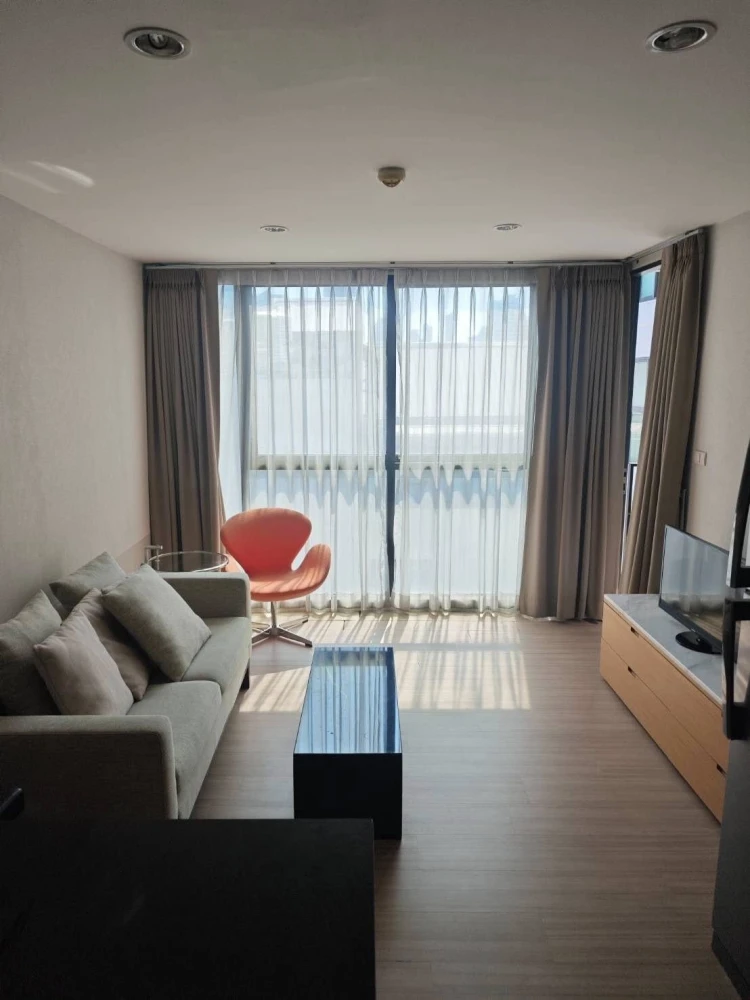 For rent: D 25 Thonglor Condominium, 1 bedroom, 1 bathroom, spacious living area, fully furnished with complete amenities. Book now!
