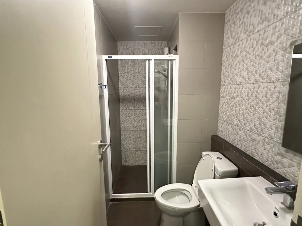 For rent: D Condo Bliss Sriracha, a lovely room, fully furnished, with beautiful wallpaper. Reserve now.