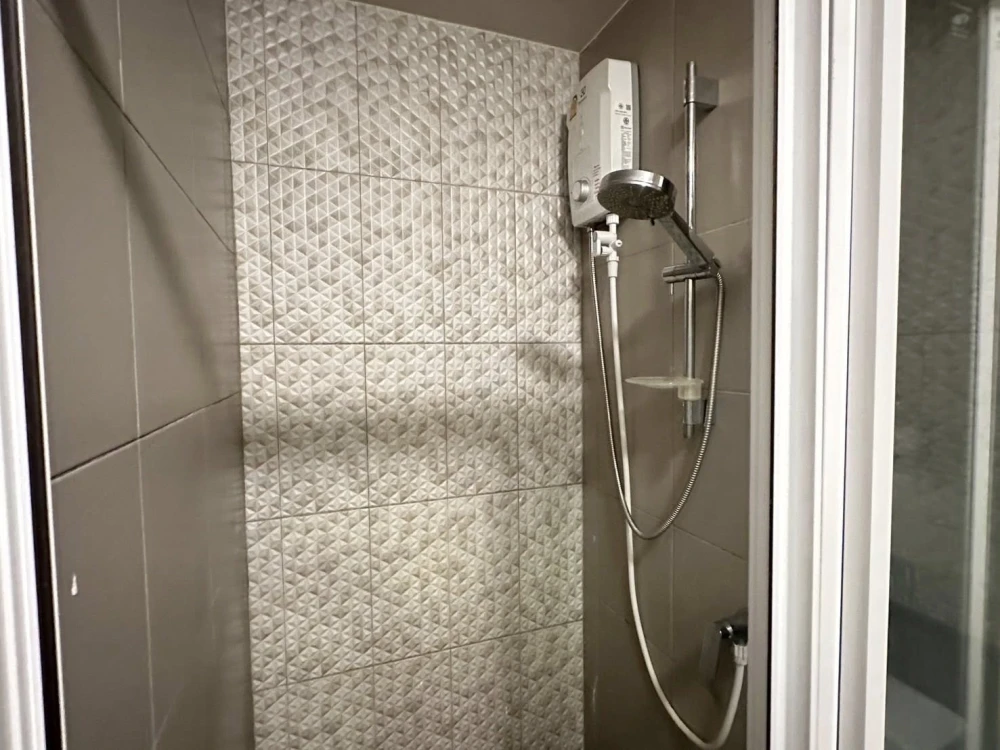 For rent: D Condo Bliss Sriracha, a lovely room, fully furnished, with beautiful wallpaper. Reserve now.