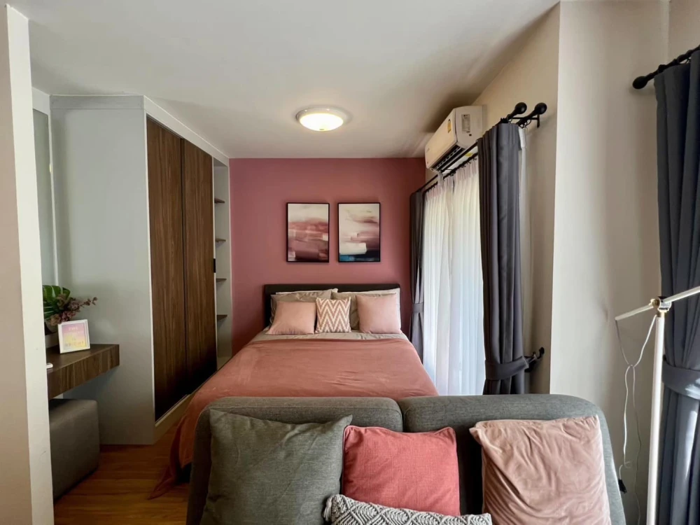 For rent: D Condo Bliss Sriracha, a beautifully decorated room with full furniture. Just bring your bags and move in!