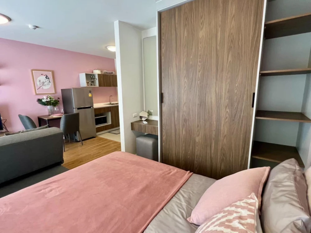 For rent: D Condo Bliss Sriracha, a beautifully decorated room with full furniture. Just bring your bags and move in!